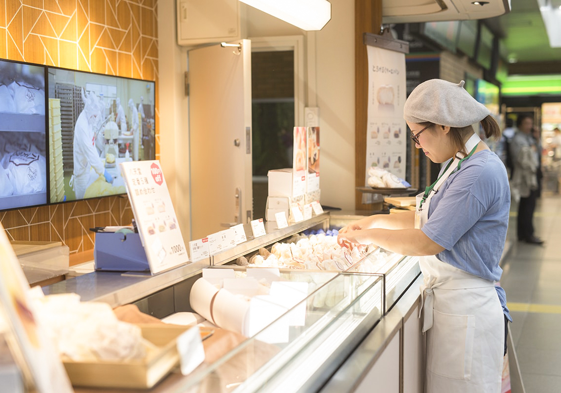 恵比寿店で商品整理