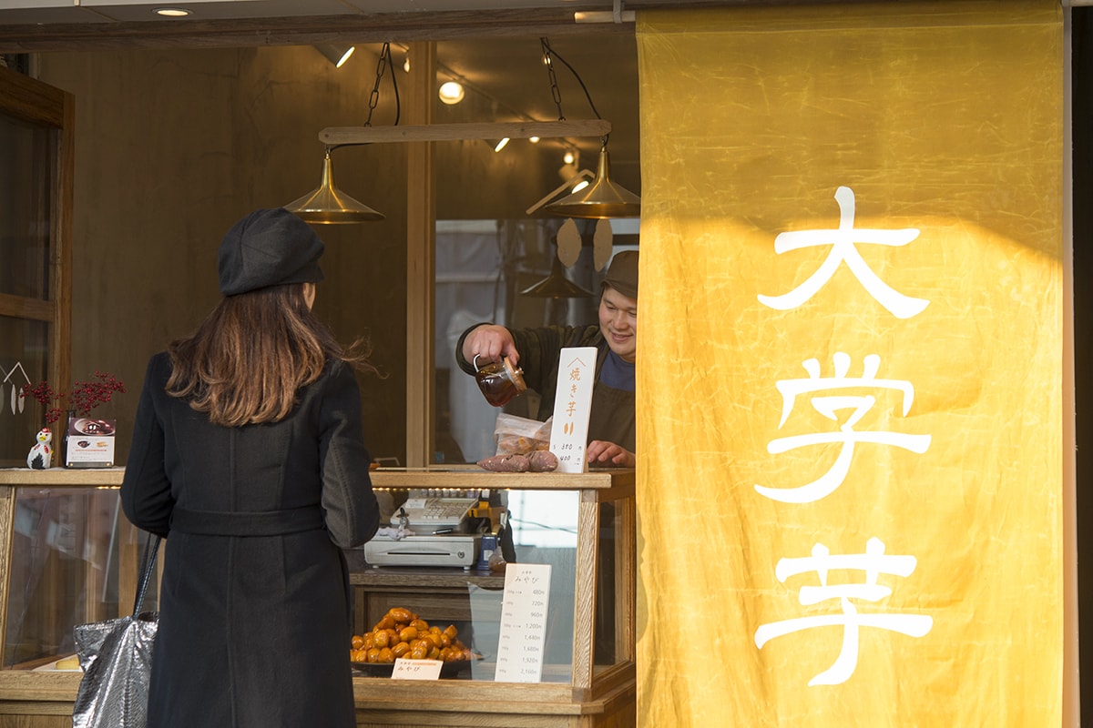 店頭で仕上げの蜜がけ